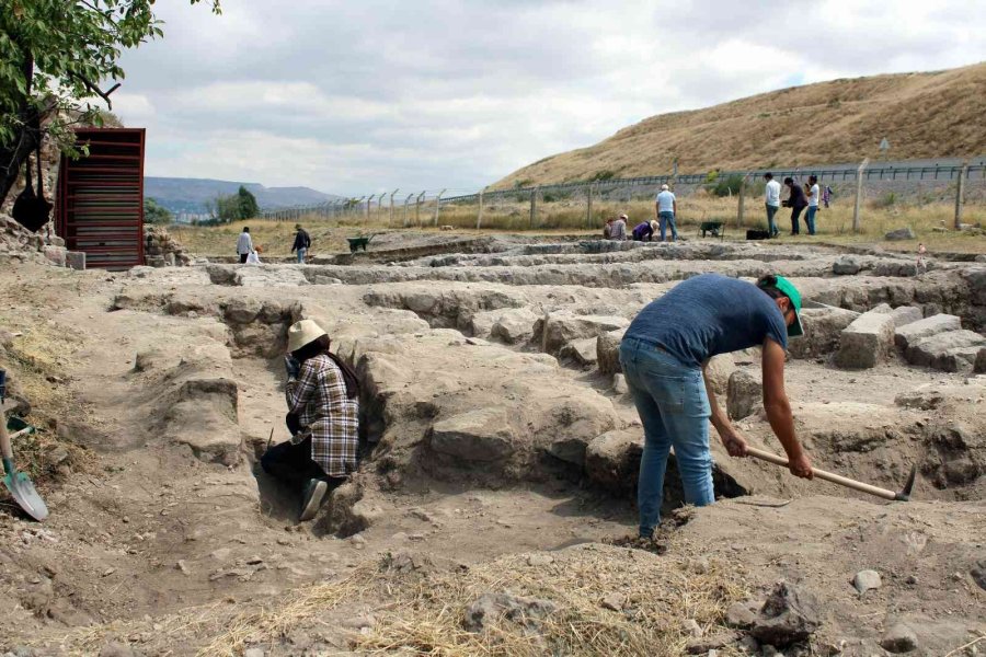 800 Yıllık Selçuklu Sarayı’ndaki Kazılarda Yeni Mekanlar Ortaya Çıkmaya Başladı