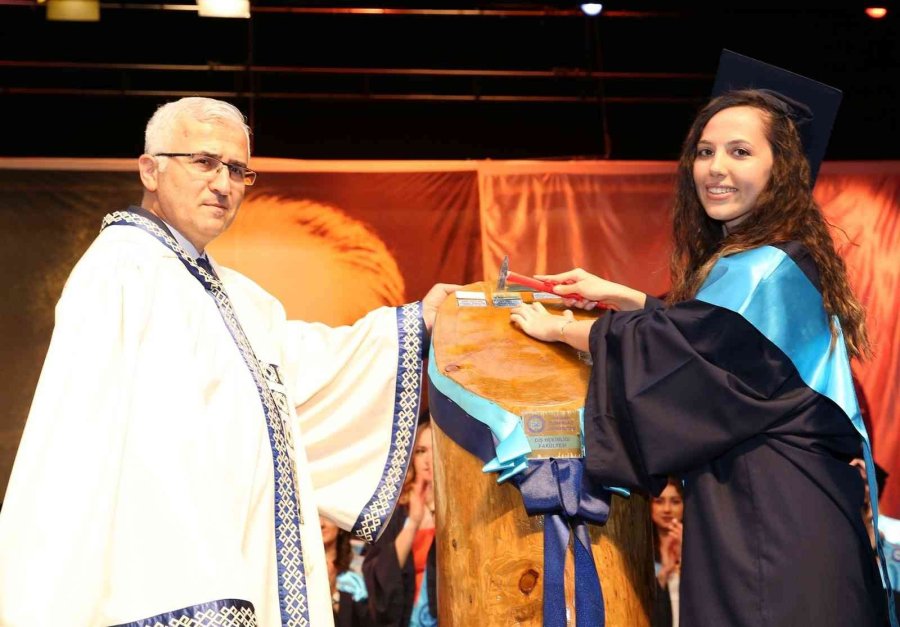 Esogü Diş Hekimliği Fakültesi 2022 Mezunlarını Verdi