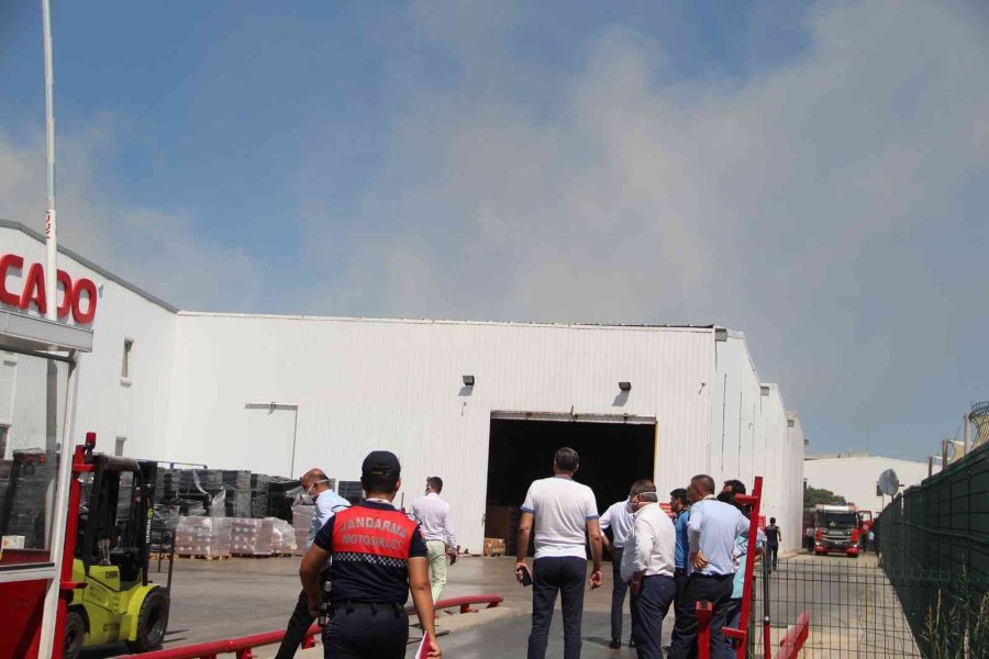 Antalya’da Plastik İnşaat Malzemeleri Üreten Fabrikadaki Yangın Korkuttu