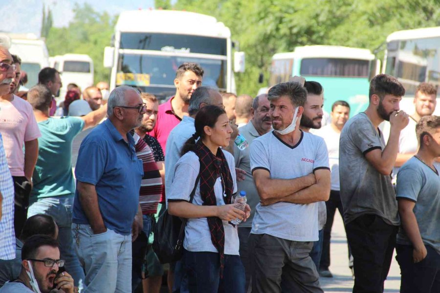 Antalya’da Plastik İnşaat Malzemeleri Üreten Fabrikadaki Yangın Korkuttu