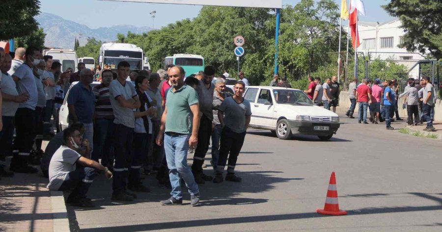Antalya’da Plastik İnşaat Malzemeleri Üreten Fabrikadaki Yangın Korkuttu