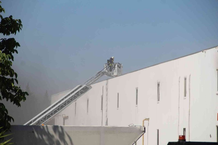 Antalya’da Plastik İnşaat Malzemeleri Üreten Fabrikadaki Yangın Korkuttu