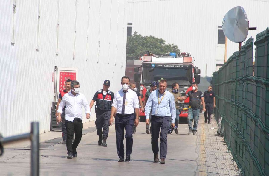 Antalya’da Plastik İnşaat Malzemeleri Üreten Fabrikadaki Yangın Korkuttu