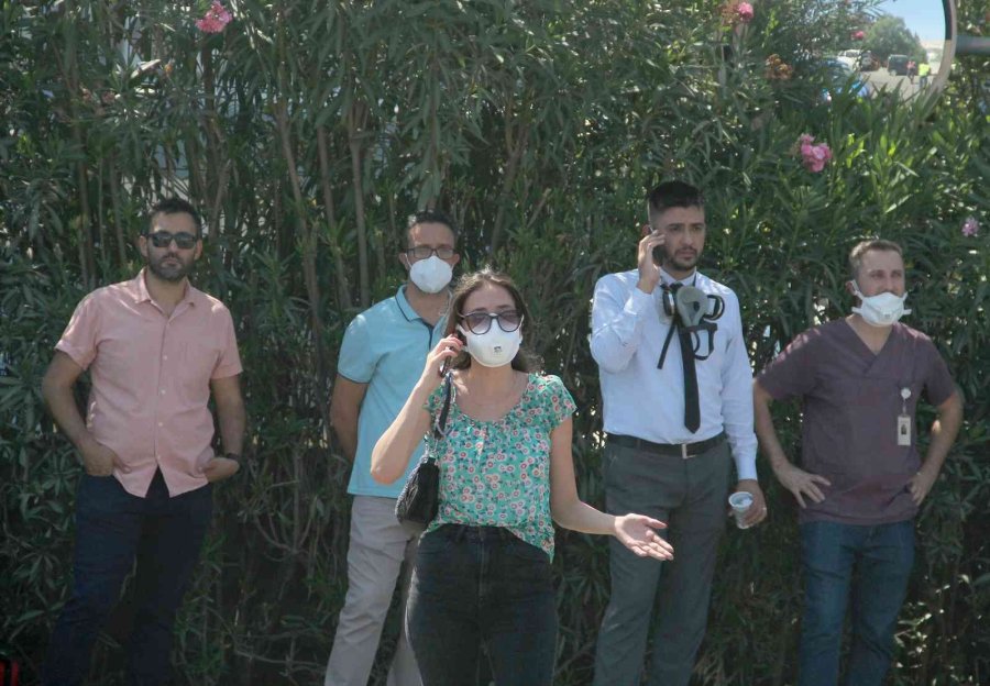 Antalya’da Plastik İnşaat Malzemeleri Üreten Fabrikadaki Yangın Korkuttu