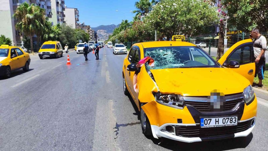 Yaya Geçidinden Geçen Kadına Çarpan Ticari Taksi Şoförü Tutuklandı