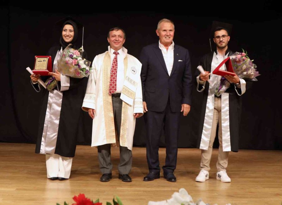 Erü İletişim Fakültesi Yeni Mezunlarını Verdi