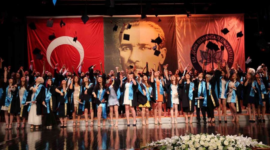 Esogü Diş Hekimliği Fakültesi 2022 Mezunlarını Verdi