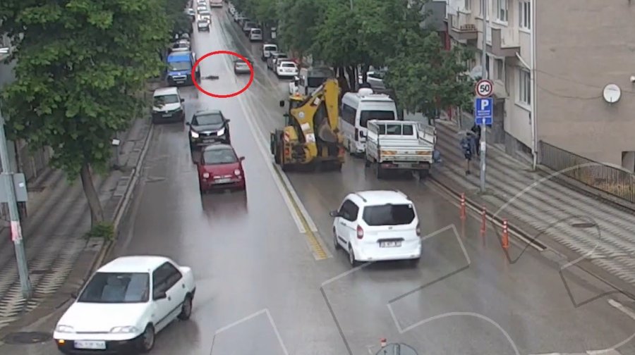 Otomobilin Yayaya Çarptığı Anlar Kameraya Yansıdı