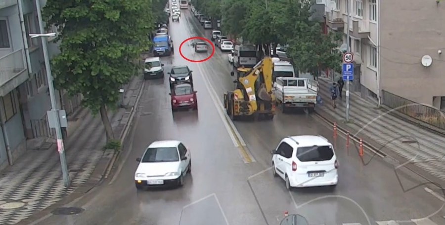 Otomobilin Yayaya Çarptığı Anlar Kameraya Yansıdı