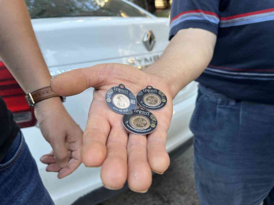 Kaybedilmiş Altınları Sahibine Ulaştırmak İçin Bir Ay Boyunca Uğraş Verdi