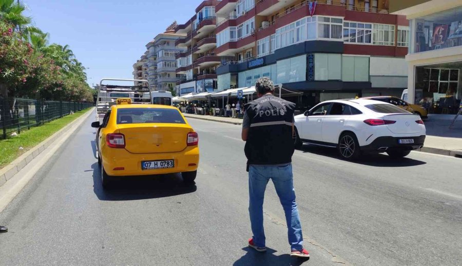 Yaya Geçidinden Geçen Kadına Çarpan Ticari Taksi Şoförü Tutuklandı
