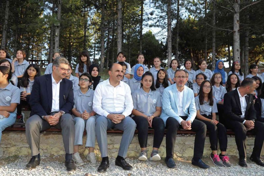 Bakan Kasapoğlu Atabey Gençlik Kampı’nda Gençlerle Buluştu