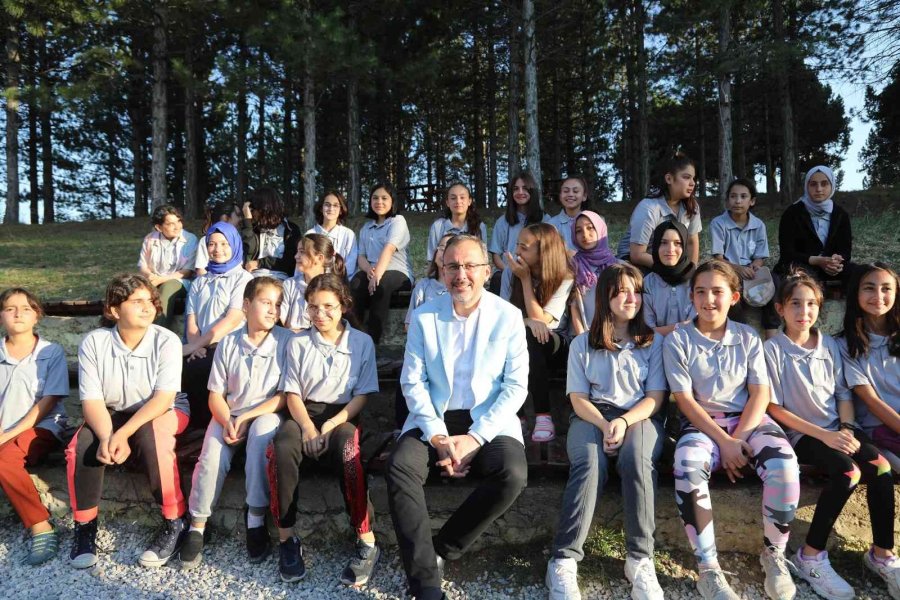 Bakan Kasapoğlu Atabey Gençlik Kampı’nda Gençlerle Buluştu