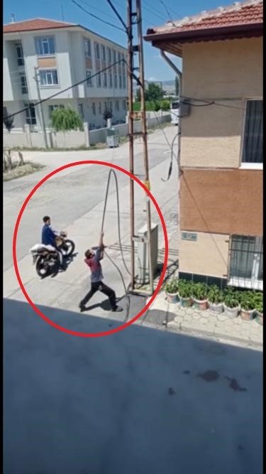 Güpegündüz Hırsızlık Girişimi Cep Telefonu Kamerasına Yansıdı