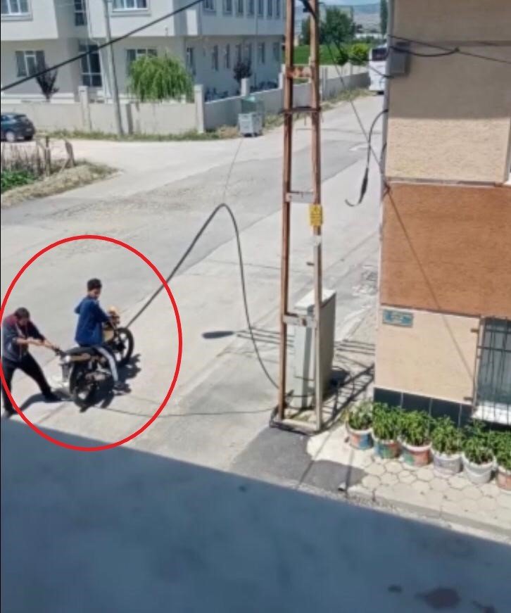 Güpegündüz Hırsızlık Girişimi Cep Telefonu Kamerasına Yansıdı