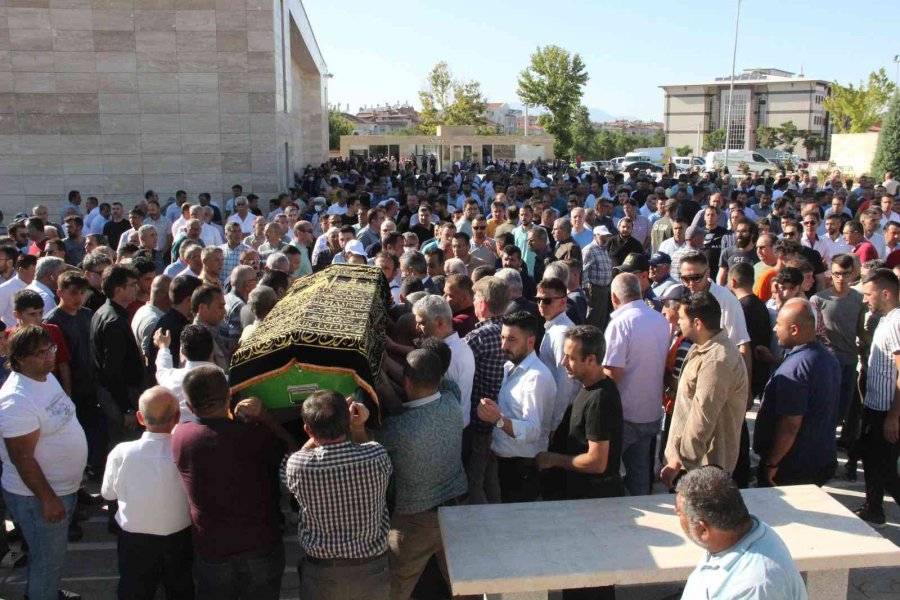 Otomobilin Çarpması Sonucu Ölen Çocuğa Acı Veda