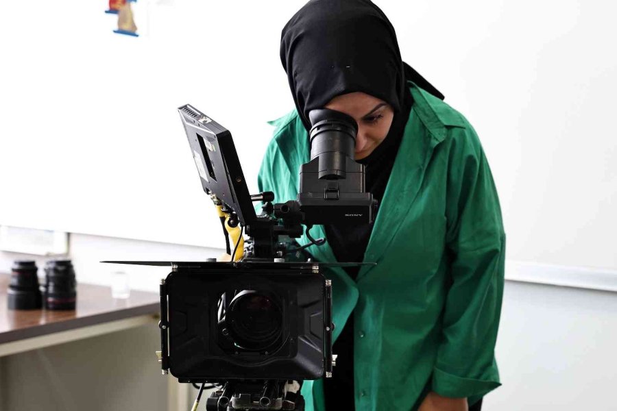 “kadının Gözüyle Sinemanın Gücüyle” Sloganı İle Kamera Arkasına Geçtiler