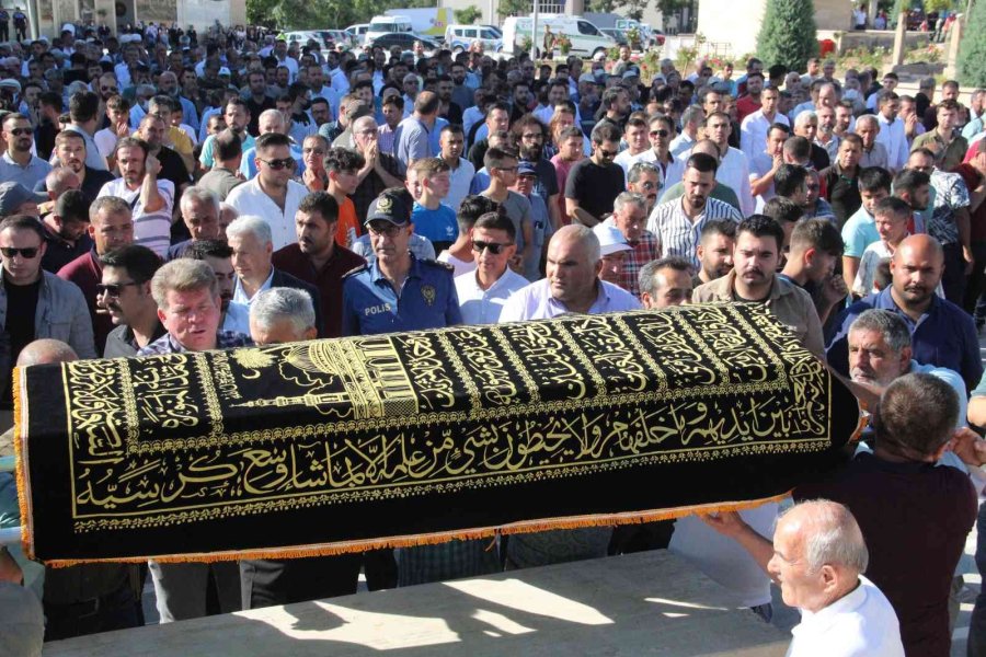 Otomobilin Çarpması Sonucu Ölen Çocuğa Acı Veda