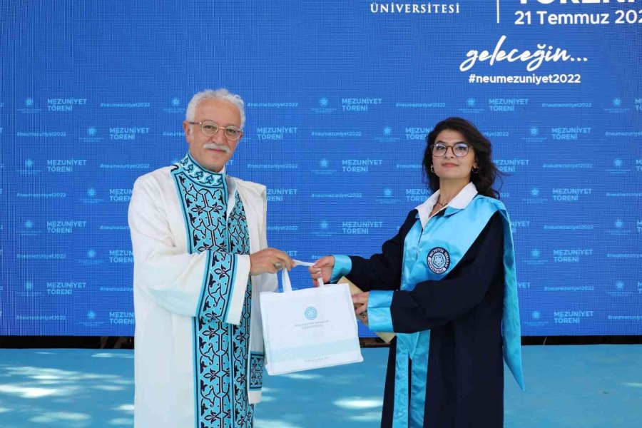 Neü’de Geleceğe Mesajlı Mezuniyet Coşkusu