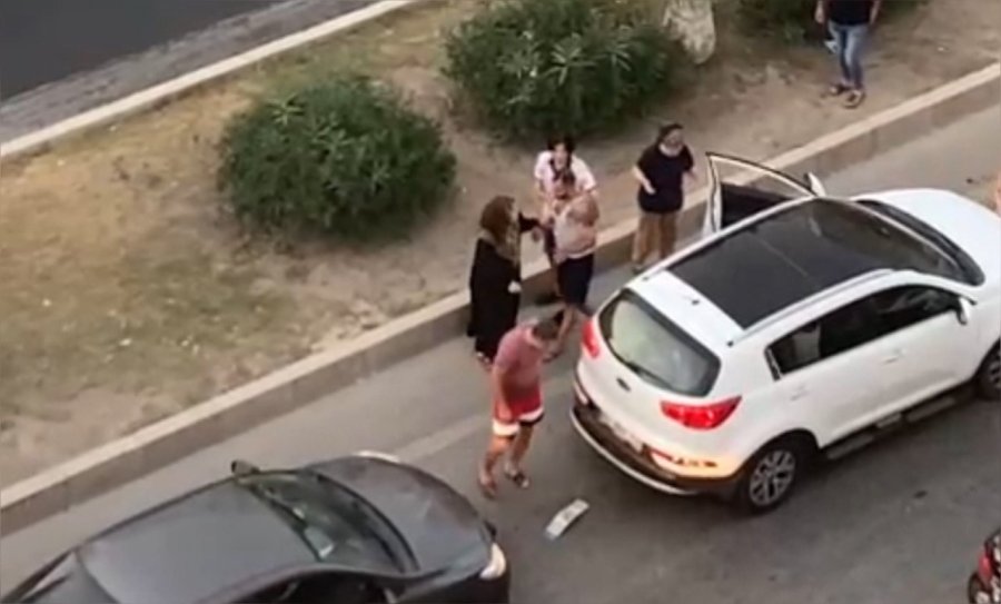 Otomobilinin İçinde Darp Edilen Sürücü Çıkıp Tamponunu Kontrol Etti