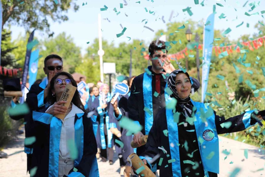 Neü’de Geleceğe Mesajlı Mezuniyet Coşkusu