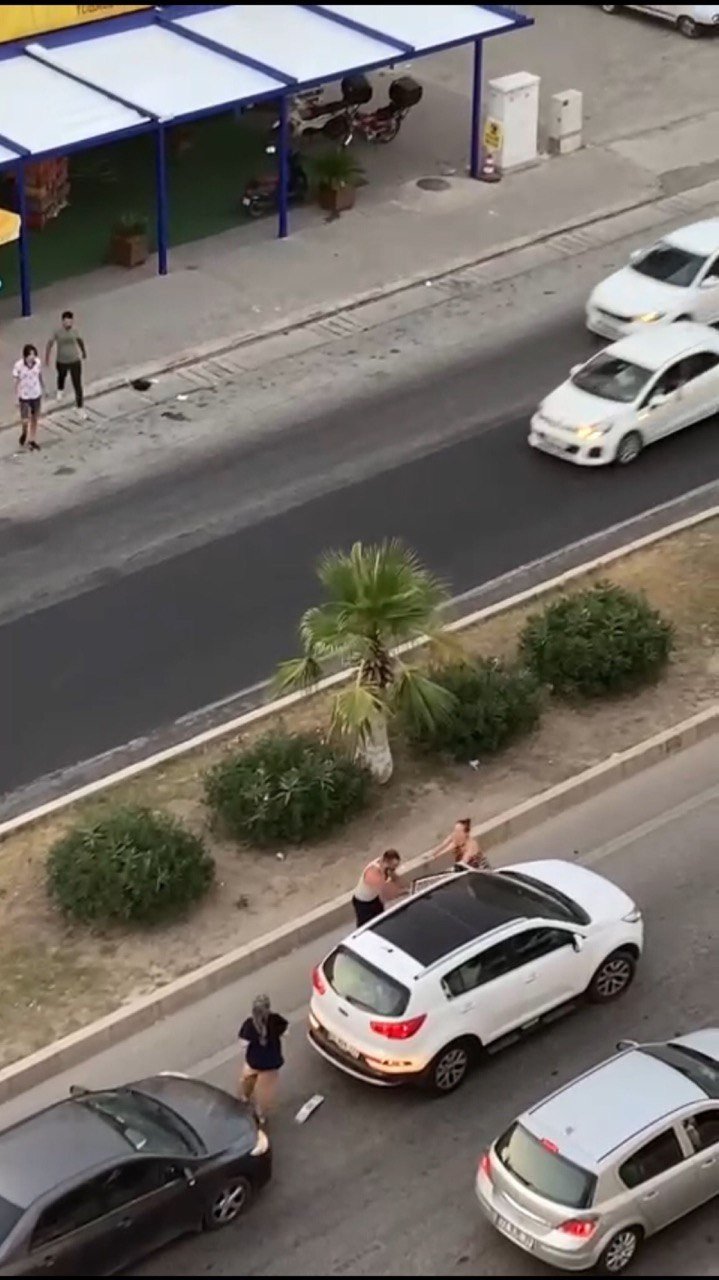 Otomobilinin İçinde Darp Edilen Sürücü Çıkıp Tamponunu Kontrol Etti