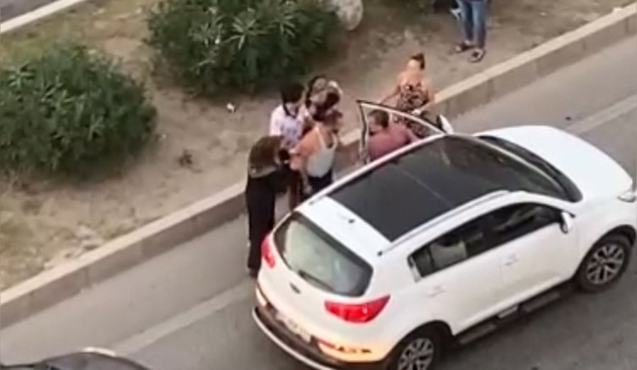 Otomobilinin İçinde Darp Edilen Sürücü Çıkıp Tamponunu Kontrol Etti