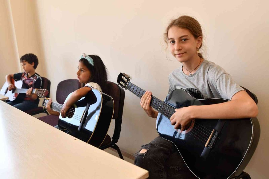 Tepebaşı’nda Çocuklar Gitar Çalmayı Öğreniyor