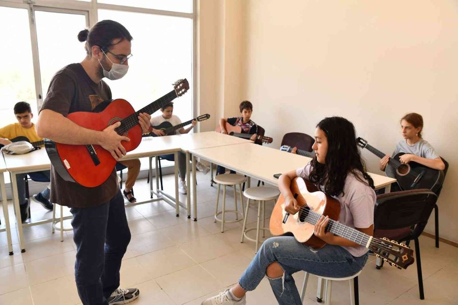 Tepebaşı’nda Çocuklar Gitar Çalmayı Öğreniyor