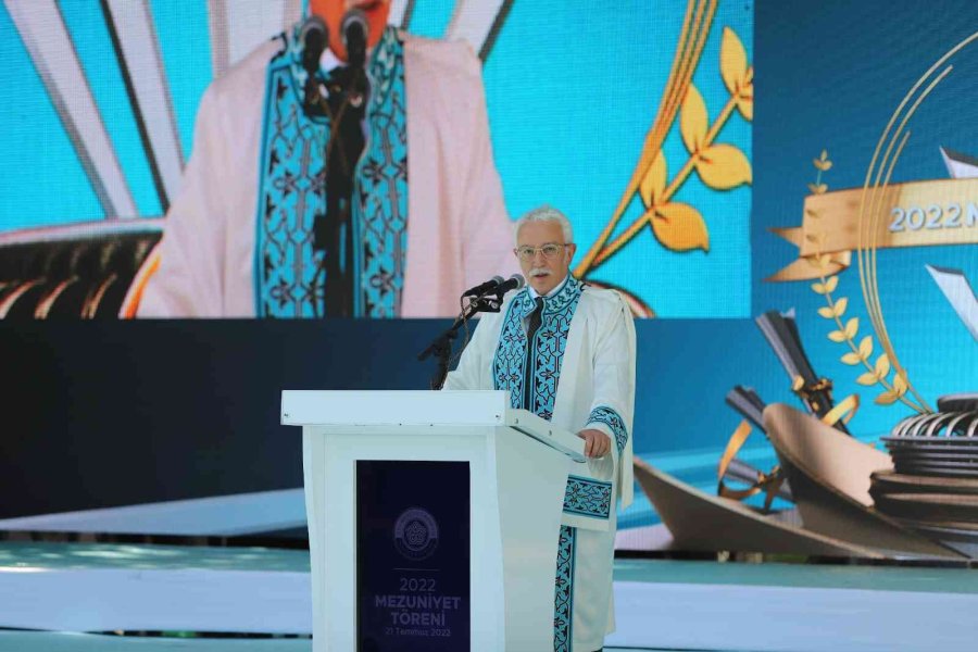 Neü’de Geleceğe Mesajlı Mezuniyet Coşkusu