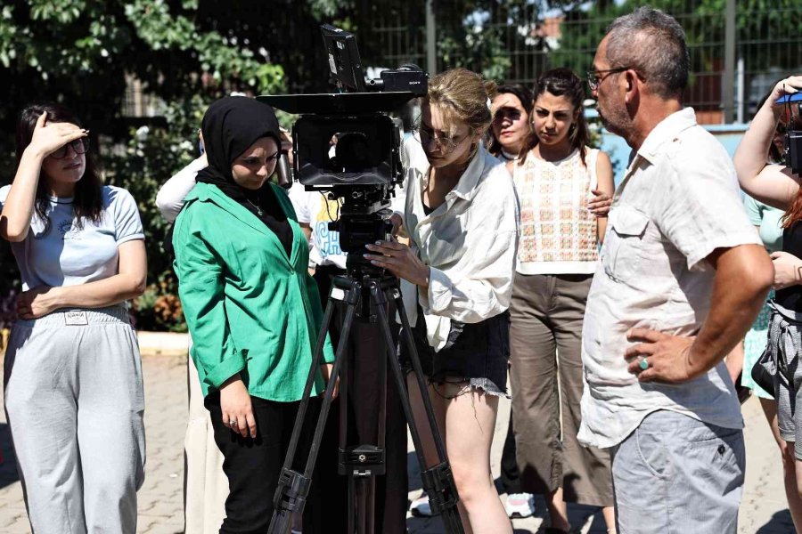 “kadının Gözüyle Sinemanın Gücüyle” Sloganı İle Kamera Arkasına Geçtiler