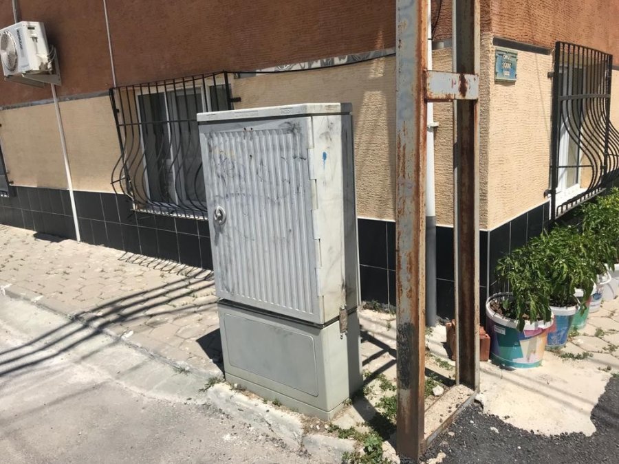 Güpegündüz Hırsızlık Girişimi Cep Telefonu Kamerasına Yansıdı