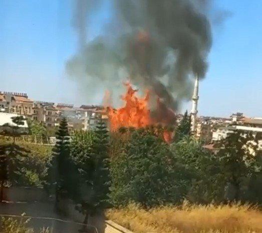 Bahçede Başlayan Yangın Evlere Sıçramadan Söndürüldü