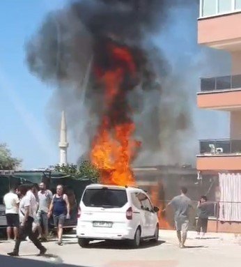 Bahçede Başlayan Yangın Evlere Sıçramadan Söndürüldü