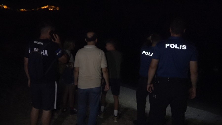 Karada Ve Denizde Polisi Alarma Geçiren Minik Mehmet Otelde Bulundu