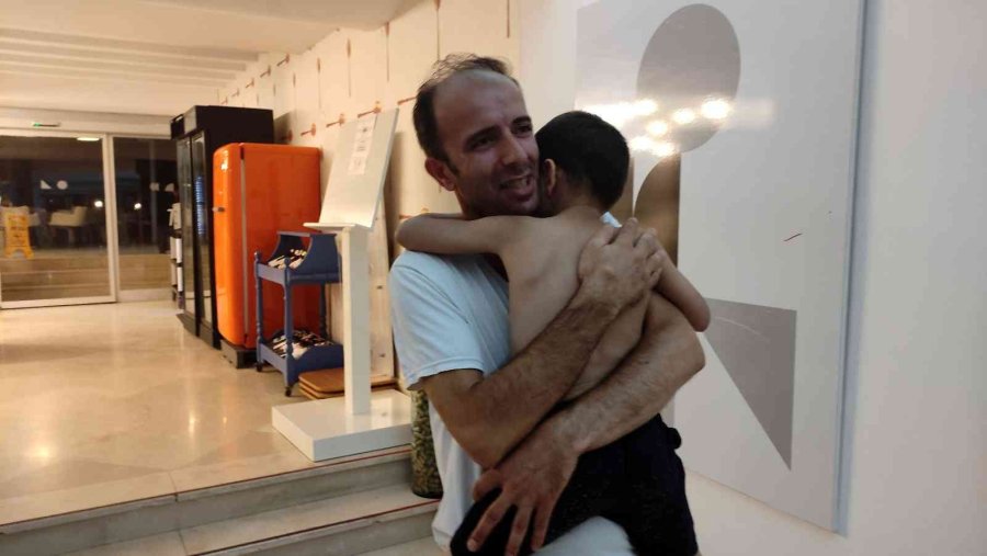 Karada Ve Denizde Polisi Alarma Geçiren Minik Mehmet Otelde Bulundu