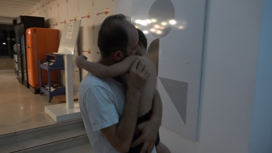 Karada Ve Denizde Polisi Alarma Geçiren Minik Mehmet Otelde Bulundu