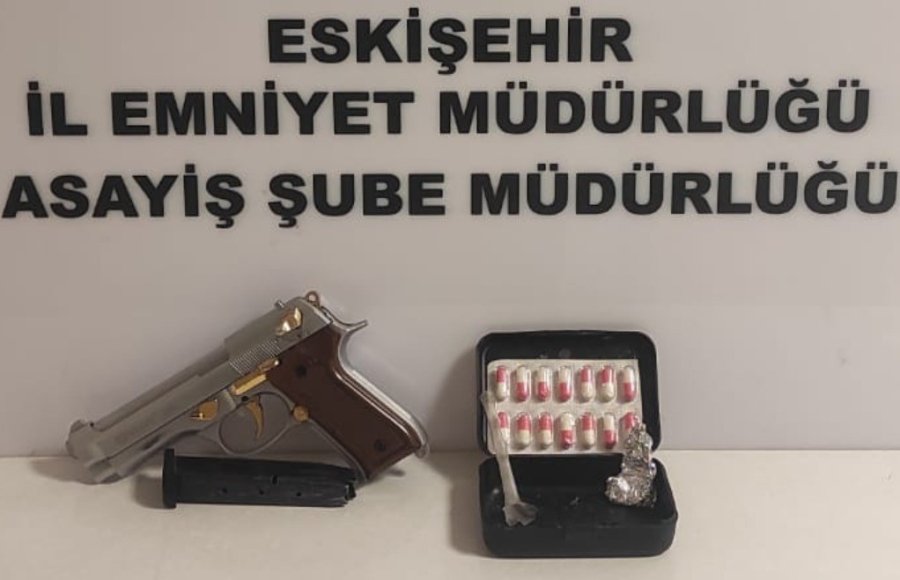 Eskişehir’de Çok Sayıda Tabanca Ve Uyuşturucu Madde Ele Geçirildi