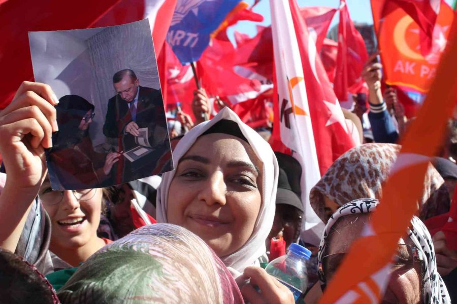 Erdoğan’ın 2016 Yılında Evine Gittiği Genç Kız 6 Yıl Sonra Yine Alanda