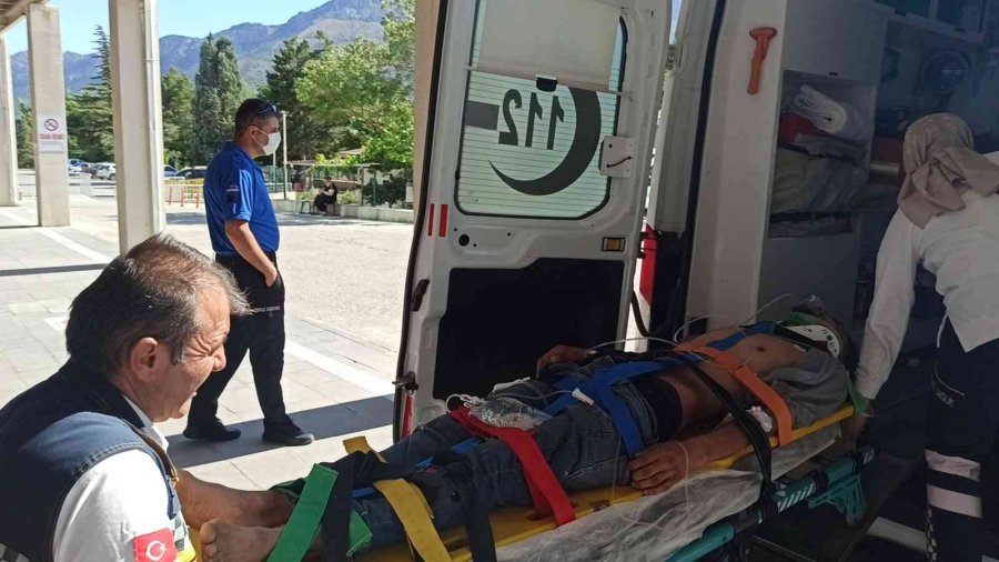 Saman Balyası Yüklü Kamyondan Tele Takılıp Düştü