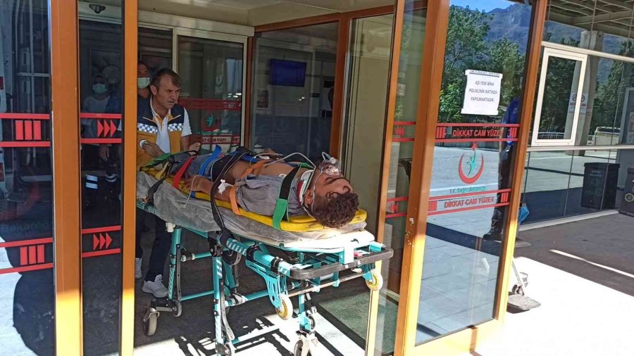 Saman Balyası Yüklü Kamyondan Tele Takılıp Düştü