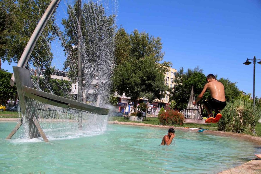 Antalya’da Termometreler 41’i Gösterdi, Çocuklar Süs Havuzunda Serinledi