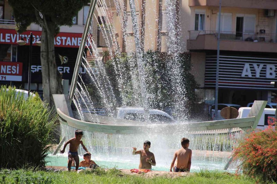 Antalya’da Termometreler 41’i Gösterdi, Çocuklar Süs Havuzunda Serinledi