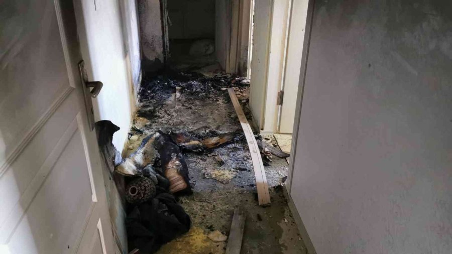 Zihinsel Engelli Gencin Çıkardığı Yangında Anne Ve Babası Yaralandı