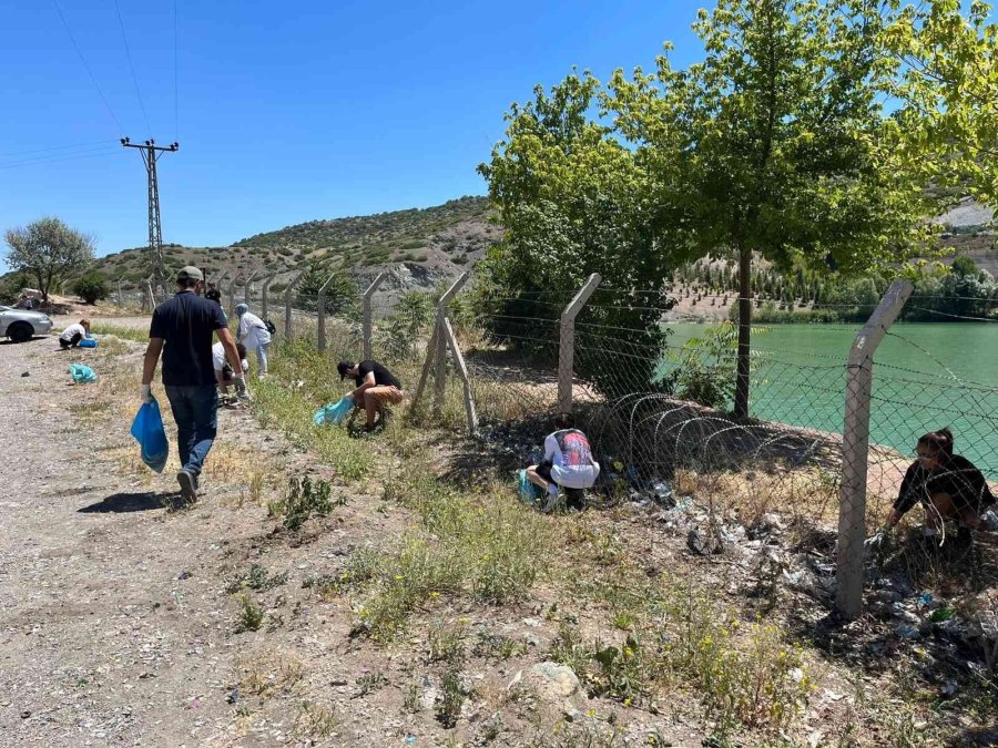 Çevre Gönüllüleri Gölet Çevresinde 2 Saatte 97 Torba Çöp Topladı