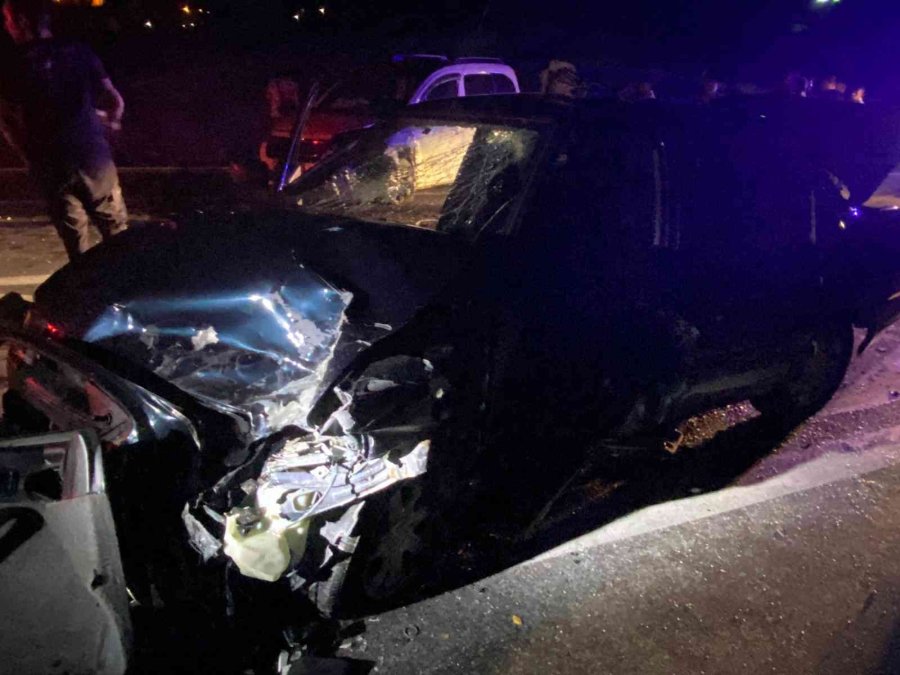 Antalya’da İki Araç Kafa Kafaya Çarpıştı: 8 Yaralı