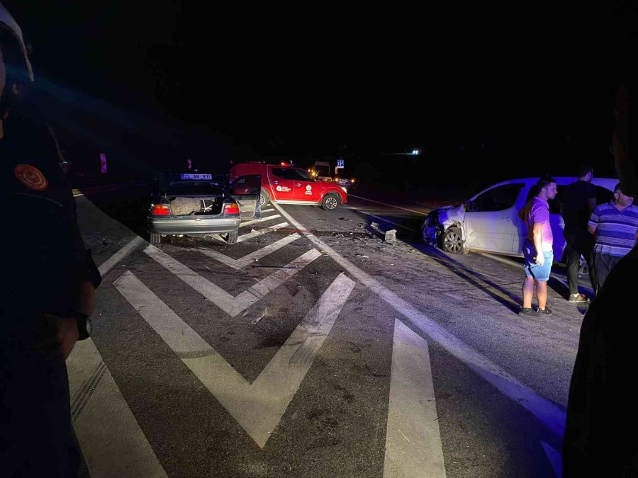 Antalya’da İki Araç Kafa Kafaya Çarpıştı: 8 Yaralı