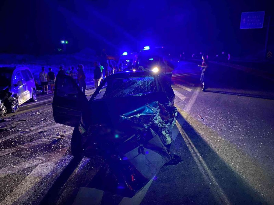 Antalya’da İki Araç Kafa Kafaya Çarpıştı: 8 Yaralı