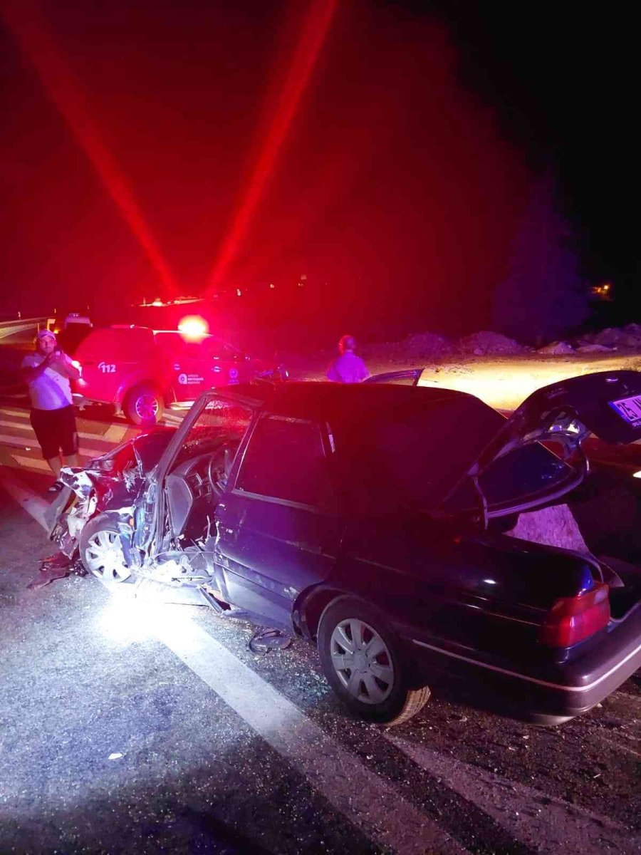 Antalya’da İki Araç Kafa Kafaya Çarpıştı: 8 Yaralı