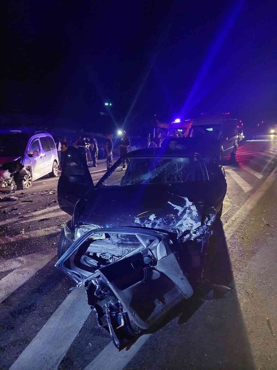 Antalya’da İki Araç Kafa Kafaya Çarpıştı: 8 Yaralı